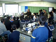 科学教室で電子顕微鏡の説明