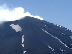 噴煙を出す浅間山（2005年5月）